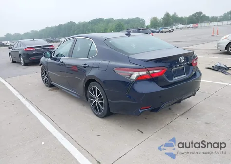 2021 Toyota Camry Se z USA, uszkodzony, nr VIN 4T1G11AK7MU424285